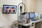 診察室　画像ファイリングシステムを用いて、ご自身の眼の状態を確認して頂きながらご説明します。
